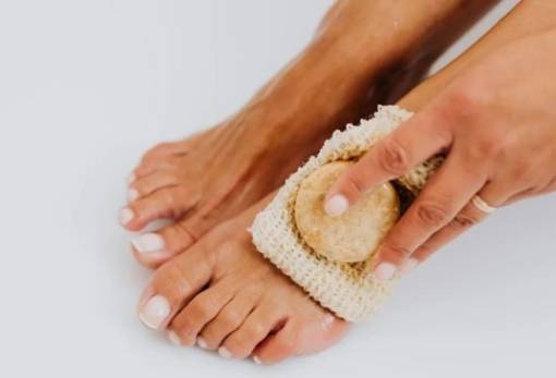 Ποδόλουτρο με ξίδι & δεντρολίβανο: Η φυσική αποτοξίνωση που θα λατρέψουν τα πόδια σου