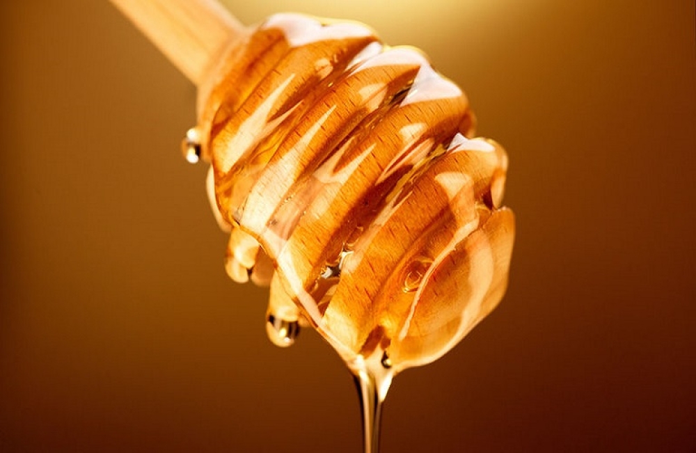 &laquo;e-honey&raquo;: &Sigma;&epsilon; &psi;&eta;&phi;&iota;&alpha;&kappa;ή &pi;&alpha;&rho;&alpha;&kappa;&omicron;&lambda;&omicron;ύ&theta;&eta;&sigma;&eta; &eta; &delta;&iota;&alpha;&delta;&rho;&omicron;&mu;ή &tau;&omicron;&upsilon; &mu;&epsilon;&lambda;&iota;&omicron;ύ