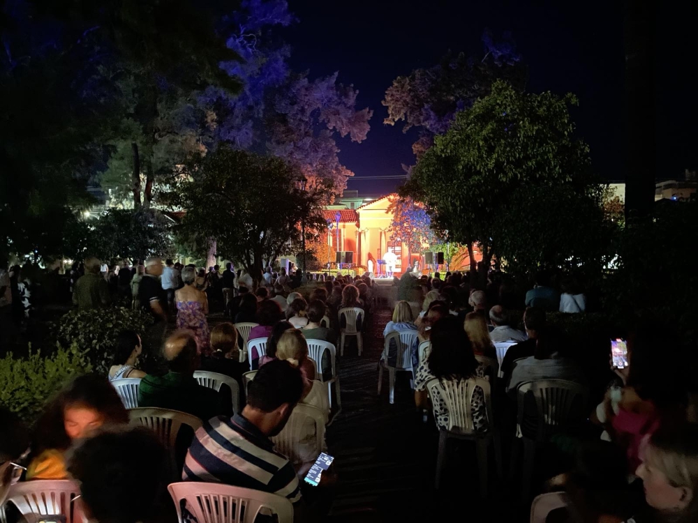 &Omicron; &Phi;. &Delta;&epsilon;&lambda;&eta;&beta;&omicron;&rho;&iota;ά&sigmaf; &tau;&rho;&alpha;&gamma;&omicron;ύ&delta;&eta;&sigma;&epsilon; &gamma;&iota;&alpha; &tau;&omicron;&nu; &Alpha;&gamma;&gamma;. &Delta;&epsilon;&lambda;&eta;&beta;&omicron;&rho;&rho;&iota;ά  &kappa;&alpha;&iota; &tau;&omicron; &Alpha;&mu;&upsilon;&kappa;&lambda;&alpha;ί&omicron; &sigma;&tau;&omicron;&nu; &Kappa;ή&pi;&omicron; &tau;&omicron;&upsilon; &Mu;&omicron;&upsilon;&sigma;&epsilon;ί&omicron;&upsilon; &Sigma;&pi;ά&rho;&tau;&eta;&sigmaf;