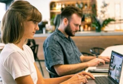 Οι γυναίκες πρέπει να εργαστούν 15½ μήνες για να φτάσουν το ετήσιο εισόδημα των ανδρών