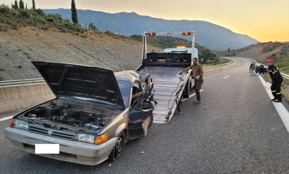 Σφοδρή σύγκρουση οχημάτων στον αυτοκινητόδρομο Σπάρτη-Λεύκτρο (ΦΩΤΟ)