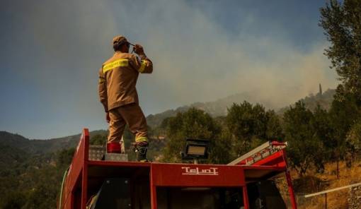 &Epsilon;&pi;&iota;&mu;έ&nu;&epsilon;&iota; &omicron; &upsilon;&psi;&eta;&lambda;ό&sigmaf; &kappa;ί&nu;&delta;&upsilon;&nu;&omicron;&sigmaf; &pi;&upsilon;&rho;&kappa;&alpha;&gamma;&iota;ά&sigmaf; &sigma;&epsilon; ό&lambda;&eta; &tau;&eta; &Lambda;&alpha;&kappa;&omega;&nu;ί&alpha;