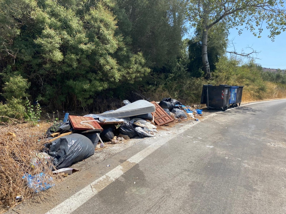 &Tau;&omicron; &delta;&iota;&kappa;ό &sigma;&alpha;&sigmaf; &sigma;&chi;ό&lambda;&iota;&omicron;: &laquo;&Eta; &sigma;&kappa;&omicron;&upsilon;&pi;&iota;&delta;&iota;ά&rho;&alpha; &Mu;ά&nu;&eta;&raquo;