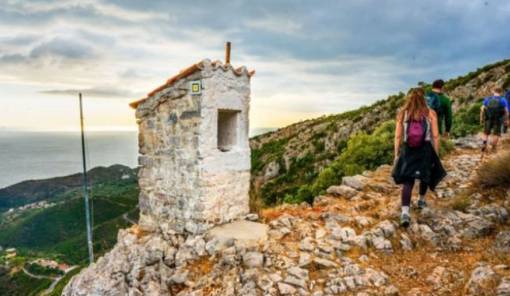 &Tau;&alpha; &pi;&epsilon;&lambda;&omicron;&pi;&omicron;&nu;&nu;&eta;&sigma;&iota;&alpha;&kappa;ά &mu;&omicron;&nu;&omicron;&pi;ά&tau;&iota;&alpha; &laquo;&pi;&epsilon;&rho;&nu;&omicron;ύ&nu;&raquo; &tau;&omicron;&nu; &Alpha;&tau;&lambda;&alpha;&nu;&tau;&iota;&kappa;ό