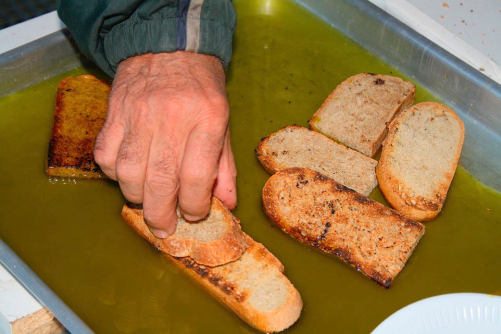 &laquo;&Gamma;&iota;&omicron;&rho;&tau;ή &Mu;&pi;&omicron;&upsilon;&kappa;&omicron;&upsilon;&beta;ά&lambda;&alpha;&sigmaf;&raquo; &kappa;&alpha;&iota; &phi;έ&tau;&omicron;&sigmaf; &sigma;&tau;&omicron;&nu; Ά&gamma;&iota;&omicron; &Mu;ά&mu;&alpha; &Kappa;&alpha;&sigma;&tau;&omicron;&rho;&epsilon;ί&omicron;&upsilon;!