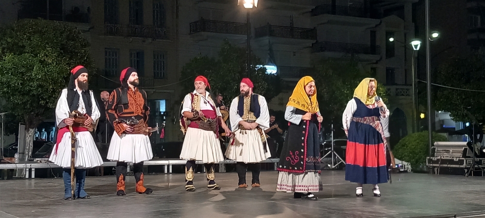 &Mu;&iota;&alpha; &gamma;&iota;&omicron;&rho;&tau;ή &pi;&alpha;&rho;ά&delta;&omicron;&sigma;&eta;&sigmaf; &kappa;&alpha;&iota; &tau;&iota;&mu;ή&sigmaf; &pi;&omicron;&upsilon; έ&nu;&omega;&sigma;&epsilon; &Lambda;ά&kappa;&omega;&nu;&epsilon;&sigmaf; &alpha;&pi;ό ό&lambda;&omicron; &tau;&omicron;&nu; &kappa;ό&sigma;&mu;&omicron;