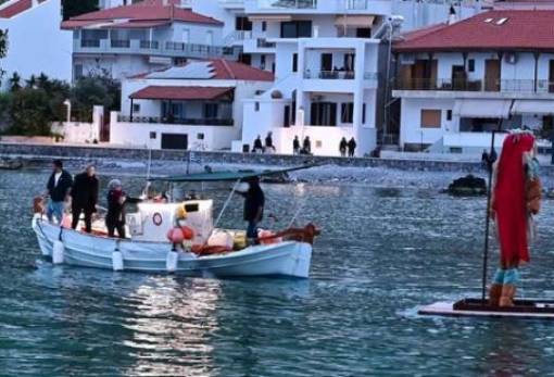 Το εντυπωσιακό κάψιμο του Ιούδα αναβίωσε και φέτος στη Μονεμβασία