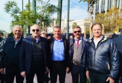 Διαδηλωτές σαν μια «γροθιά» έξω από τη Βουλή οι δήμαρχοι της Λακωνίας