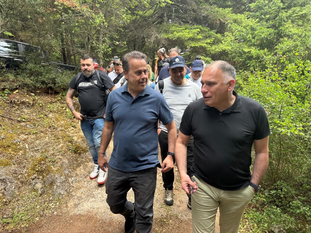 &Sigma;&tau;&omicron; &laquo;&Alpha;&pi;ά&tau;&eta;&tau;&omicron;&raquo; &Chi;&iota;&omicron;&nu;&omicron;&beta;&omicron;ύ&nu;&iota;  &gamma;&iota;&alpha; &tau;&eta;&nu; &Eta;&mu;έ&rho;&alpha; &Pi;&epsilon;&rho;&iota;&beta;ά&lambda;&lambda;&omicron;&nu;&tau;&omicron;&sigmaf; &omicron; &Nu;. &Kappa;&rho;&eta;&tau;&iota;&kappa;ό&sigmaf;