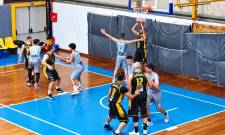 &Alpha;1&rsquo; &Epsilon;&Kappa;&Alpha;&Sigma;&Kappa;&Epsilon;&Nu;&Omicron;&Pi;: &Tau;&rho;ί&alpha; &sigma;&tau;&alpha; &tau;&rho;ί&alpha; &omicron; &Alpha;&Pi;&Omicron;&Epsilon;&Lambda;,  &laquo;&alpha;&phi;&epsilon;&nu;&tau;&iota;&kappa;ό&raquo; &tau;&eta;&sigmaf; &Sigma;&pi;ά&rho;&tau;&eta;&sigmaf; &omicron; &Sigma;&pi;&alpha;&rho;&tau;&iota;&alpha;&tau;&iota;&kappa;ό&sigmaf;