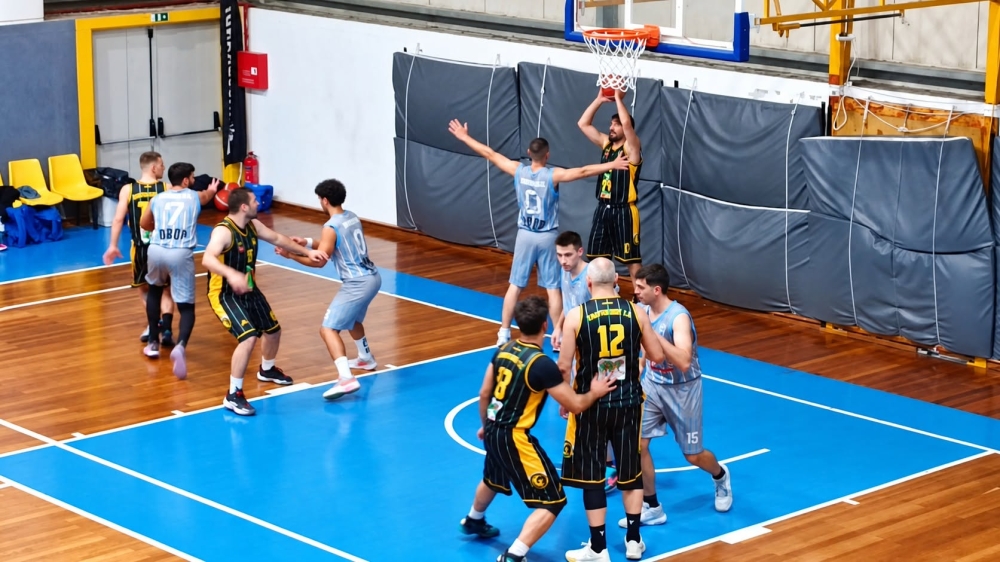 &Alpha;1&rsquo; &Epsilon;&Kappa;&Alpha;&Sigma;&Kappa;&Epsilon;&Nu;&Omicron;&Pi;: &Tau;&rho;ί&alpha; &sigma;&tau;&alpha; &tau;&rho;ί&alpha; &omicron; &Alpha;&Pi;&Omicron;&Epsilon;&Lambda;,  &laquo;&alpha;&phi;&epsilon;&nu;&tau;&iota;&kappa;ό&raquo; &tau;&eta;&sigmaf; &Sigma;&pi;ά&rho;&tau;&eta;&sigmaf; &omicron; &Sigma;&pi;&alpha;&rho;&tau;&iota;&alpha;&tau;&iota;&kappa;ό&sigmaf;