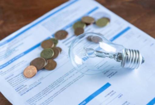 Τις ευκαιρίες που κρύβονται στα μπλε τιμολόγια ρεύματος αναζητούν οι καταναλωτές