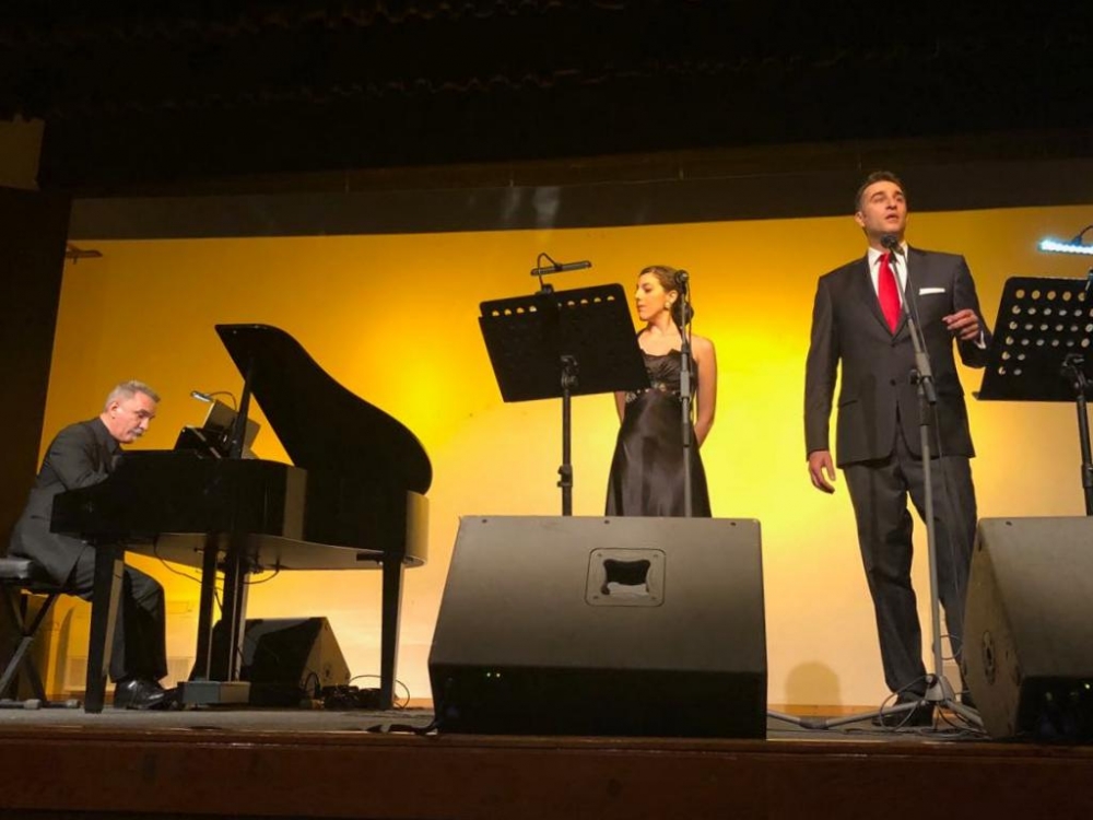 &laquo;&Lambda;&upsilon;&rho;&iota;&kappa;ά &Chi;&rho;&iota;&sigma;&tau;&omicron;ύ&gamma;&epsilon;&nu;&nu;&alpha;&raquo; &mu;&epsilon; &mu;&epsilon;&lambda;&omega;&delta;ί&epsilon;&sigmaf; &tau;&omicron;&upsilon; &kappa;&lambda;&alpha;&sigma;&iota;&kappa;&omicron;ύ &rho;&epsilon;&pi;&epsilon;&rho;&tau;&omicron;&rho;ί&omicron;&upsilon; &sigma;&tau;&eta; &Sigma;&pi;ά&rho;&tau;&eta;! (&Phi;&Omega;&Tau;&Omicron;)