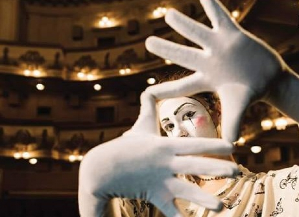 Μασκέ πάρτι με γυναικείες προσωπικότητες διοργανώνει η ΕΘΟΛ!