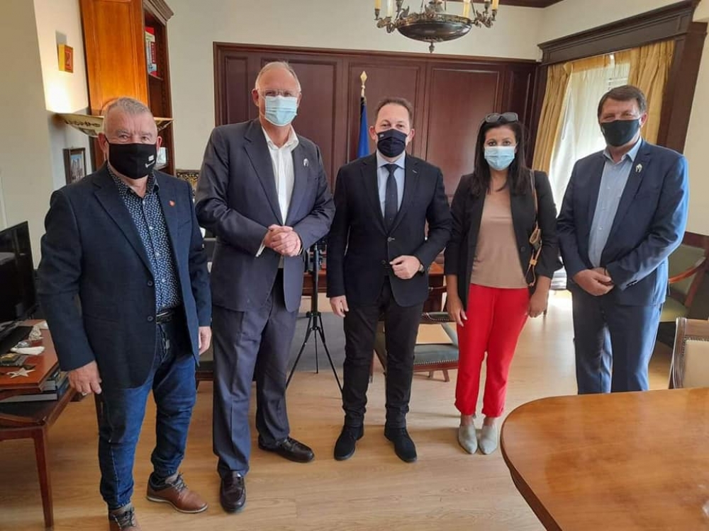 &Mu;&epsilon; &tau;&omicron;&nu; &Sigma;&tau;έ&lambda;&iota;&omicron; &Pi;έ&tau;&sigma;&alpha; &sigma;&upsilon;&nu;&alpha;&nu;&tau;ή&theta;&eta;&kappa;&epsilon; &eta; &eta;&gamma;&epsilon;&sigma;ί&alpha; &tau;&omicron;&upsilon; &Delta;ή&mu;&omicron;&upsilon; &Sigma;&pi;ά&rho;&tau;&eta;&sigmaf;