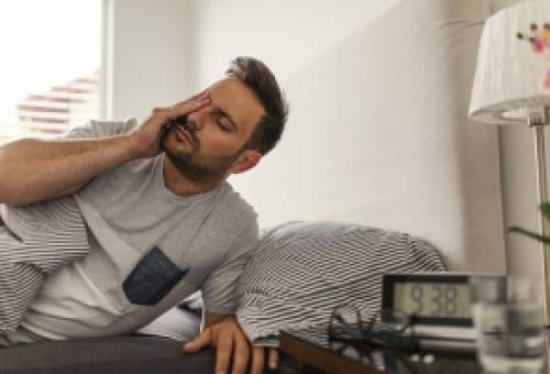 Γιατί ξυπνάμε νωρίτερα όσο μεγαλώνουμε; Οι επιστήμονες έχουν την απάντηση