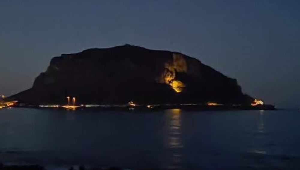 Ό&rho;&alpha;&mu;&alpha; 40&epsilon;&tau;ί&alpha;&sigmaf; &pi;&omicron;&upsilon; &gamma;ί&nu;&epsilon;&tau;&alpha;&iota; &pi;&rho;ά&xi;&eta; &omicron; &phi;&omega;&tau;&iota;&sigma;&mu;ό&sigmaf; &tau;&omicron;&upsilon; &beta;&rho;ά&chi;&omicron;&upsilon; &tau;&eta;&sigmaf; &Mu;&omicron;&nu;&epsilon;&mu;&beta;&alpha;&sigma;&iota;ά&sigmaf;