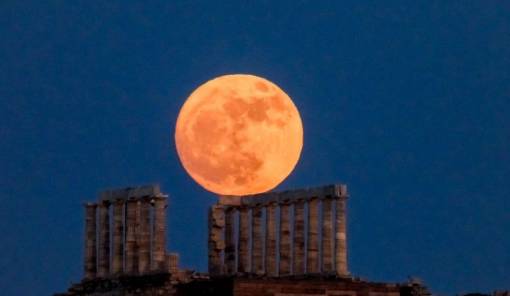&Pi;&alpha;&nu;&sigma;έ&lambda;&eta;&nu;&omicron;&sigmaf; &Iota;&omicron;&upsilon;&lambda;ί&omicron;&upsilon;: &Pi;ό&tau;&epsilon; &pi;έ&phi;&tau;&epsilon;&iota; &kappa;&alpha;&iota; &pi;ώ&sigmaf; &omicron;&nu;&omicron;&mu;ά&zeta;&epsilon;&tau;&alpha;&iota;