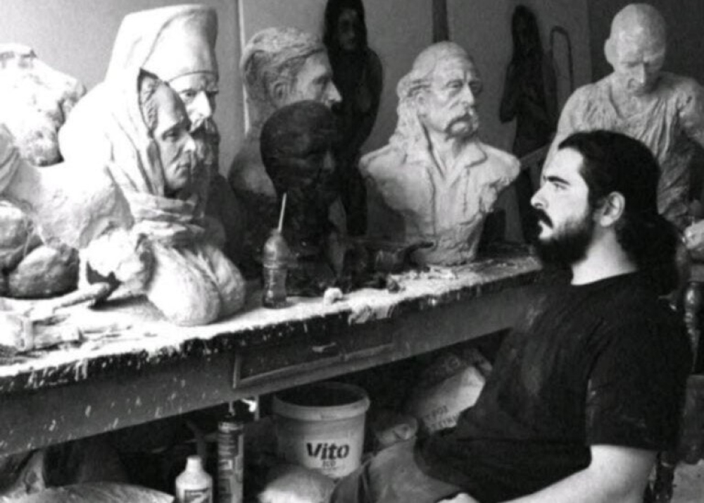 &laquo;&Tau;&omicron; &Alpha;&mu;ά&rho;&tau;&eta;&mu;&alpha; &tau;&omicron;&upsilon; &Pi;&alpha;&tau;&rho;ό&sigmaf;&raquo;: &Eta; &sigma;&kappa;&omicron;&tau;&epsilon;&iota;&nu;ή &gamma;&omicron;&eta;&tau;&epsilon;ί&alpha; &tau;&eta;&sigmaf; &mu;&upsilon;&theta;&omicron;&lambda;&omicron;&gamma;ί&alpha;&sigmaf; &zeta;&omega;&nu;&tau;&alpha;&nu;&epsilon;ύ&epsilon;&iota; &mu;έ&sigma;&alpha; &alpha;&pi;ό &tau;&alpha; &gamma;&lambda;&upsilon;&pi;&tau;ά &tau;&omicron;&upsilon; &Delta;&eta;&mu;&omicron;&sigma;&theta;έ&nu;&eta; &Tau;&zeta;&alpha;&nu;ά&kappa;&omicron;&upsilon;