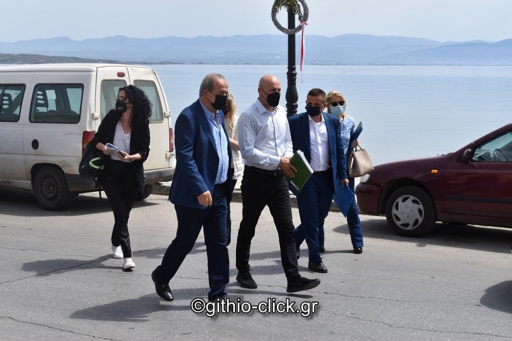 &Sigma;&tau;&omicron; &Gamma;ύ&theta;&epsilon;&iota;&omicron; &omicron; &Gamma;&iota;ώ&rho;&gamma;&omicron;&sigmaf; &Alpha;&mu;&upsilon;&rho;ά&sigmaf; &gamma;&iota;&alpha; &tau;&omicron;&upsilon;&sigmaf; &delta;&alpha;&sigma;&iota;&kappa;&omicron;ύ&sigmaf; &chi;ά&rho;&tau;&epsilon;&sigmaf;