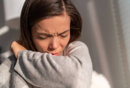 Όμικρον: Δίνη από το βήχα στέλνει τα σταγονίδια στο έδαφος