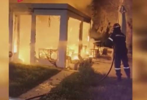 Φωτιά από έκρηξη φιάλης υγραερίου σε καφετέρια της Νεάπολης