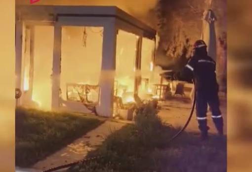 Φωτιά από έκρηξη φιάλης υγραερίου σε καφετέρια της Νεάπολης