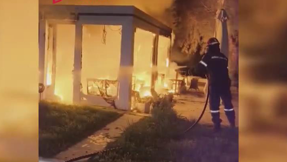 Φωτιά από έκρηξη φιάλης υγραερίου σε καφετέρια της Νεάπολης