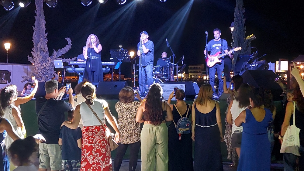 Ο Διονύσης Τσακνής ξεσήκωσε το κοινό της Πλατείας Δημαρχείου