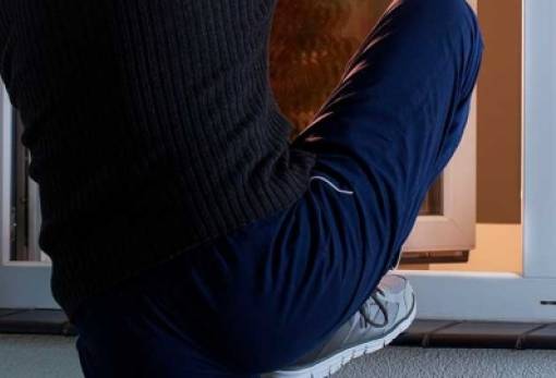 «Μπούκαρε» από το παράθυρο 22χρονος σε σπίτι στις Κροκεές