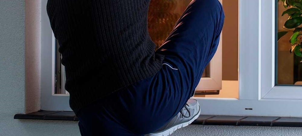 «Μπούκαρε» από το παράθυρο 22χρονος σε σπίτι στις Κροκεές