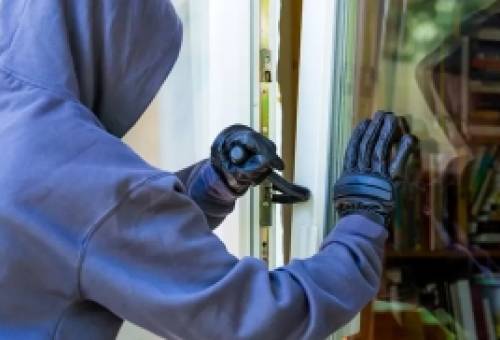 Σπάρτη: Πήγε να ποτίσει τα λουλούδια και βρήκε τους κλέφτες μες το σπίτι