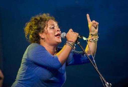 Η Ματούλα Ζαμάνη στη Μονεμβασιά για μια αυγουστιάτικη εμφάνιση