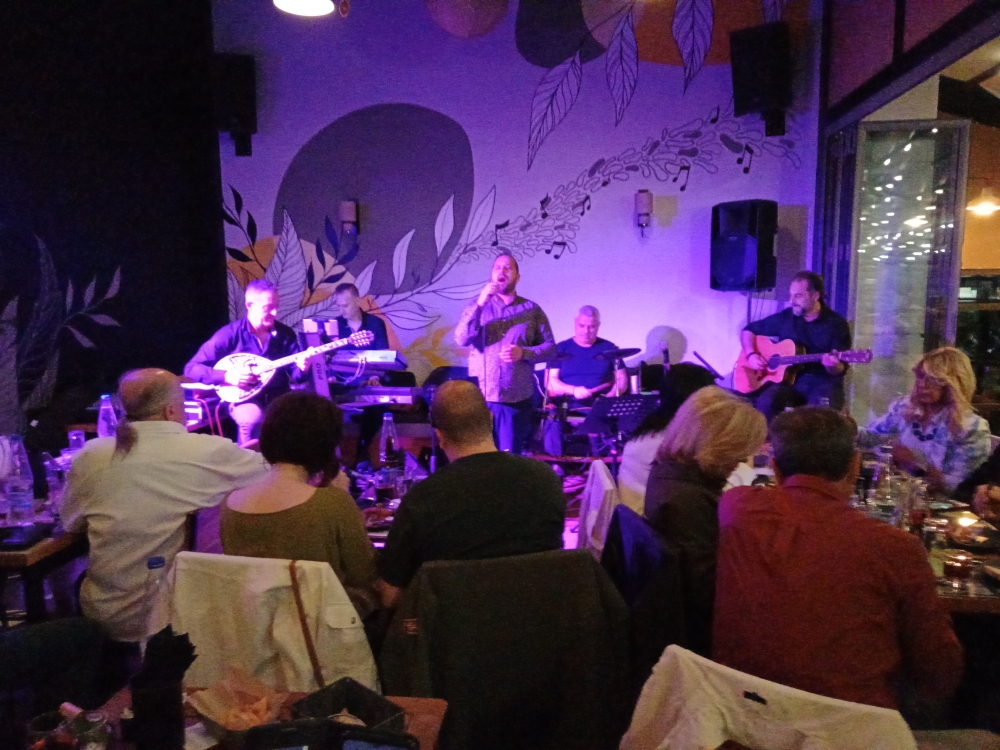 Γλέντι τρικούβερτο στη μουσική βραδιά Στέλιου Καζαντζίδη στη Σπάρτη