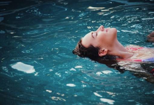 3 τρόποι για να προστατεύσεις τα μαλλιά σου από το χλώριο της πισίνας