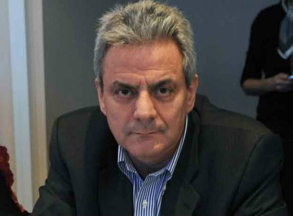 &Eta; &pi;ό&lambda;&eta; &pi;ή&zeta;&epsilon;&iota; &sigma;&tau;&omicron; &sigma;&kappa;&omicron;&upsilon;&pi;ί&delta;&iota;