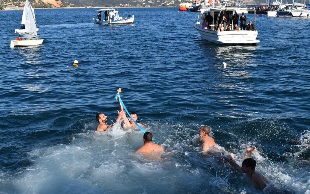 &Lambda;&alpha;&mu;&pi;&rho;ό&sigmaf; &omicron; &epsilon;&omicron;&rho;&tau;&alpha;&sigma;&mu;ό&sigmaf; &tau;&omega;&nu; &Theta;&epsilon;&omicron;&phi;&alpha;&nu;&epsilon;ί&omega;&nu; &sigma;&tau;&eta; &Lambda;&alpha;&kappa;&omega;&nu;ί&alpha; (&Phi;&Omega;&Tau;&Omicron;)