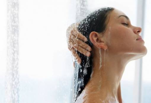2 κανόνες που πρέπει να ακολουθείς αν πλένεις το πρόσωπό σου κατά τη διάρκεια του μπάνιου