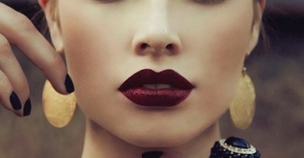&Sigma;&alpha;&gamma;&eta;&nu;&epsilon;&upsilon;&tau;&iota;&kappa;ά Vampy Lips: &Tau;&omicron; &chi;&rho;ώ&mu;&alpha; &tau;&omicron;&upsilon; &chi;&epsilon;&iota;&mu;ώ&nu;&alpha; &pi;&omicron;&upsilon; &xi;&epsilon;&chi;&omega;&rho;ί&zeta;&epsilon;&iota;