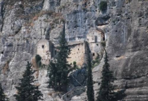 Η Ελένη κι η Παναγία των Βράχων (Νεμέα, Κορινθία)