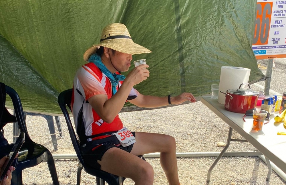 &laquo;&Lambda;ί&gamma;&eta; &mu;&pi;ύ&rho;&alpha; &pi;&alpha;&rho;&alpha;&kappa;&alpha;&lambda;ώ!&raquo;