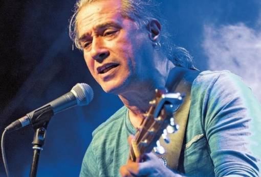 Ο Παντελής Θαλασσινός τραγουδάει στη Μαγούλα!