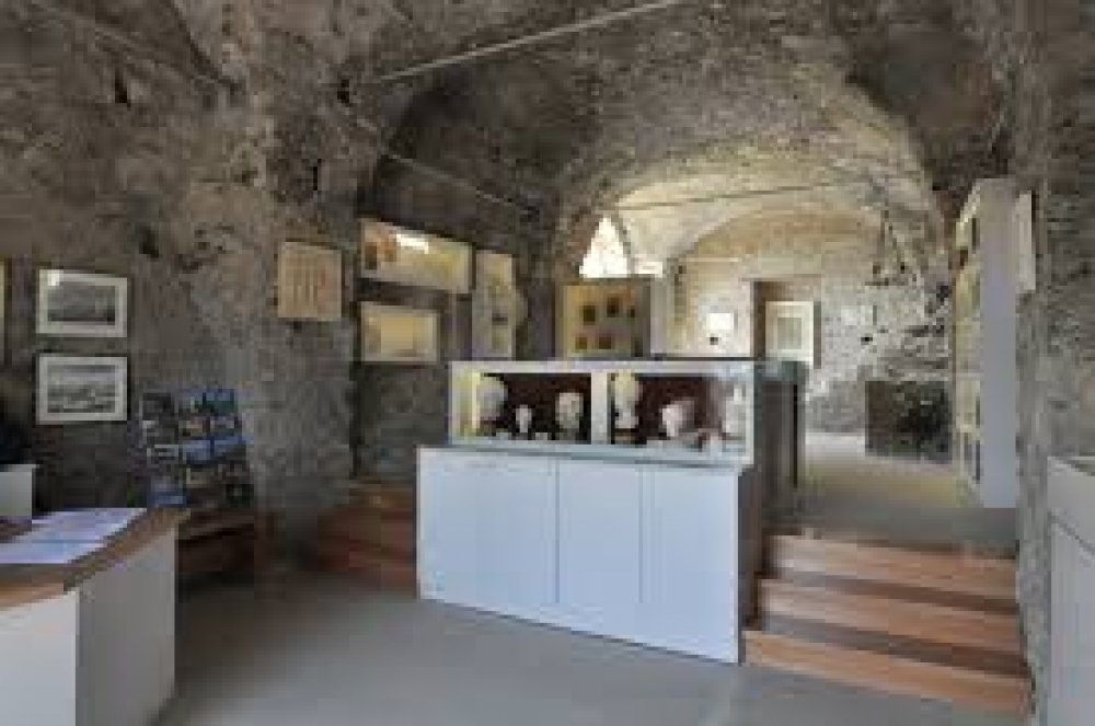 &Tau;&rho;&epsilon;ί&sigmaf; &pi;&rho;&omicron;&sigma;&lambda;ή&psi;&epsilon;&iota;&sigmaf; &pi;&omega;&lambda;&eta;&tau;ώ&nu; &epsilon;&kappa;&mu;&alpha;&gamma;&epsilon;ί&omega;&nu; &sigma;&epsilon; &Mu;&upsilon;&sigma;&tau;&rho;ά &kappa;&alpha;&iota; &Mu;&omicron;&nu;&epsilon;&mu;&beta;&alpha;&sigma;ί&alpha;