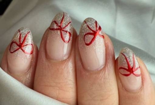 Xmas Nails: Γαλλικό μανικιούρ με χριστουγεννιάτικη πινελιά