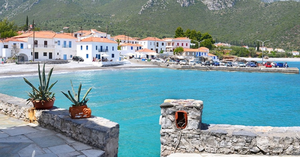 &Tau;&omicron; &chi;&omega;&rho;&iota;ό έ&kappa;&pi;&lambda;&eta;&xi;&eta; &sigma;&tau;&eta;&nu; &Pi;&epsilon;&lambda;&omicron;&pi;ό&nu;&nu;&eta;&sigma;&omicron; &pi;&omicron;&upsilon; &laquo;&sigma;&beta;ή&nu;&epsilon;&iota;&raquo; &kappa;&alpha;&iota; &tau;&alpha; &omega;&rho;&alpha;&iota;ό&tau;&epsilon;&rho;&alpha; &nu;&eta;&sigma;&iota;ά