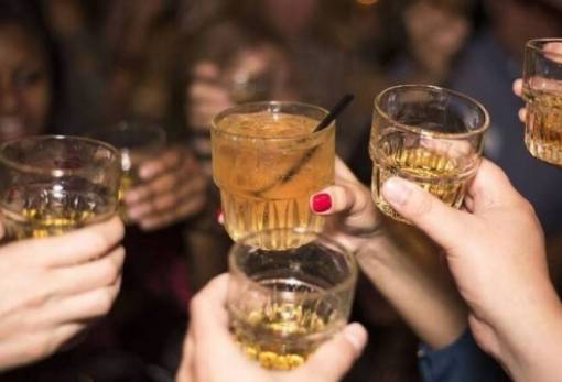 Αυξημένος ο κίνδυνος εγκεφαλικού για τους 20άρηδες και 30άρηδες που πίνουν αλκοόλ