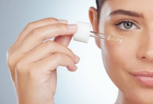 Υαλουρονικό οξύ και ξηρή επιδερμίδα: Πόσο αποτελεσματικό είναι όταν κρυώνει ο καιρός