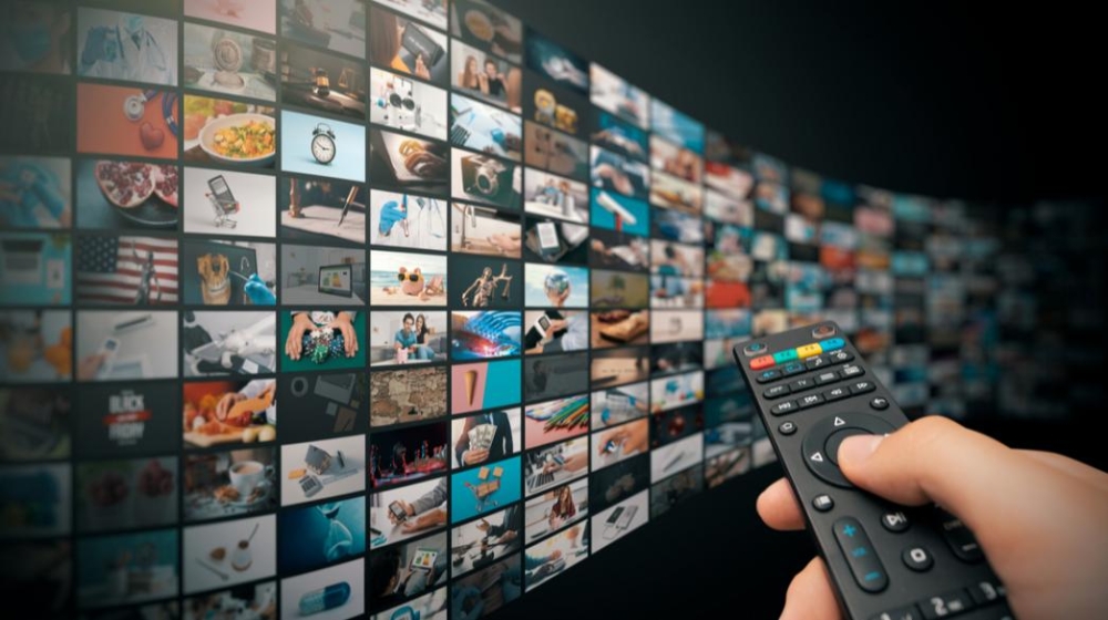 &Sigma;&tau;&eta; &Mu;ά&nu;&eta; &tau;&omicron; &omicron;&rho;&mu;&eta;&tau;ή&rho;&iota;&omicron; &tau;&omega;&nu; &laquo;&tau;&eta;&lambda;&epsilon;-&pi;&epsilon;&iota;&rho;&alpha;&tau;ώ&nu;&raquo;