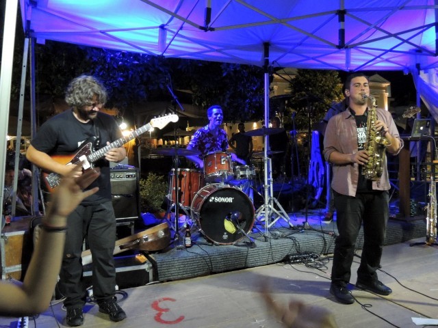 Imam Baildi live: &Eta; &sigma;&upsilon;&nu;&alpha;&upsilon;&lambda;ί&alpha; &pi;&omicron;&upsilon; έ&sigma;&pi;&alpha;&sigma;&epsilon; &tau;&eta; &phi;&theta;&iota;&nu;&omicron;&pi;&omega;&rho;&iota;&nu;ή &kappa;&alpha;&lambda;&lambda;&iota;&tau;&epsilon;&chi;&nu;&iota;&kappa;ή &laquo;&alpha;&nu;&omicron;&mu;&beta;&rho;ί&alpha;&raquo;