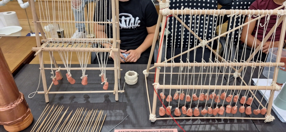 &Lambda;&alpha;&kappa;&omega;&nu;&iota;&kappa;ά &sigma;&chi;&omicron;&lambda;&epsilon;ί&alpha; &mu;&epsilon; &laquo;&phi;&lambda;ό&gamma;&alpha;&raquo; &iota;&delta;&epsilon;ώ&nu;, &delta;&eta;&mu;&iota;&omicron;&upsilon;&rho;&gamma;ί&alpha;&sigmaf; &kappa;&alpha;&iota; &kappa;&alpha;&iota;&nu;&omicron;&tau;&omicron;&mu;ί&alpha;&sigmaf;